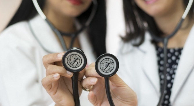 Малка част от завършващите медицински сестри в Сливен започват работа в местните болници
