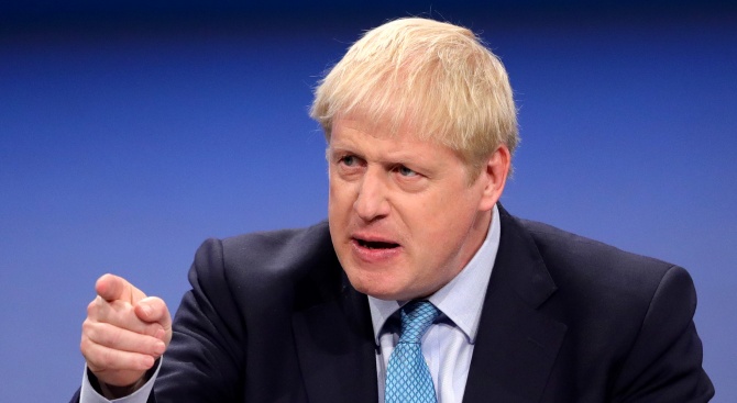 Борис Джонсън е предупредил Еманюел Макрон, че няма да има отлагане на Брекзит