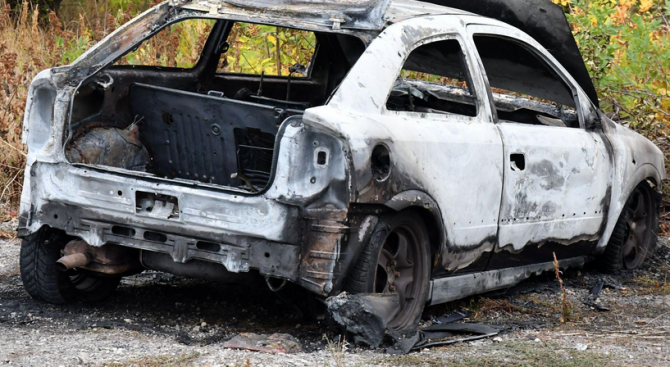 Автомобил и багер изгоряха в Радомирско и Перник