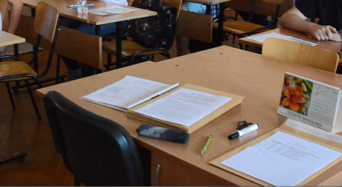 МОН и МТСП за проблемите с ромски ученици в Сливен: Категорично неверни са твърденията за принудително отнемане на деца