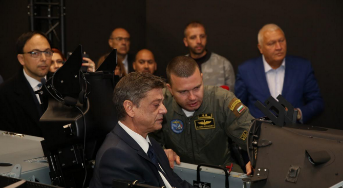Ген. Константин Попов демонстрира елементи от висшия пилотаж на новия тренажор на самолет PC-9M