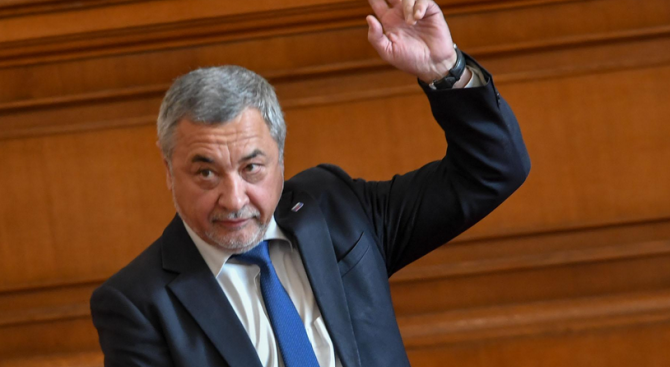Парламентът удължи с още 3 месеца срока за регистрация на търговците на горива по предложение на Валери Симеонов