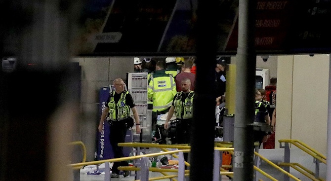Мъж с нож нападна хора до търговски център в Манчестър, рани петима