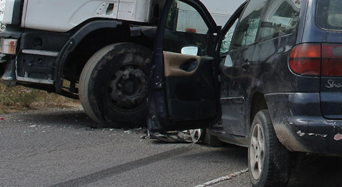 Катастрофа между ТИР и кола на пътя Благоевград - Кресна: Един пострада 