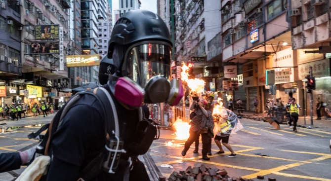 Демонстранти хвърлиха запалителни бомби в метростанция в Хонконг