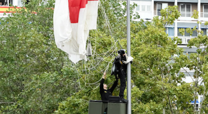 Испански парашутист увисна на улична лампа по време на военния парад по повод националния празник