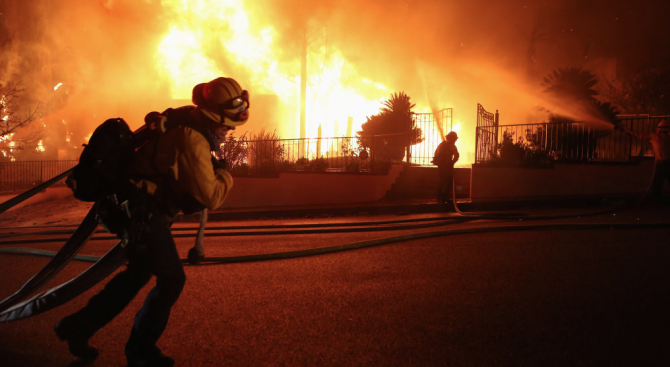 Трима души загинаха при пожарите в Южна Калифорния 