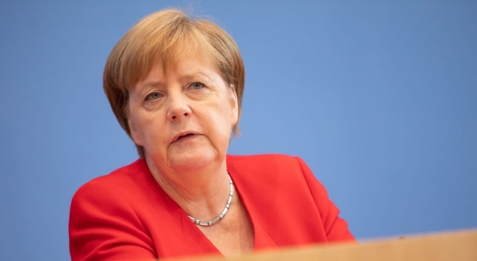 Меркел настоя за "незабавно прекратяване" на турската офанзива в Сирия