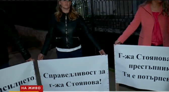 Учители и близки на учителката Фани Стоянова събират подписи в нейна подкрепа
