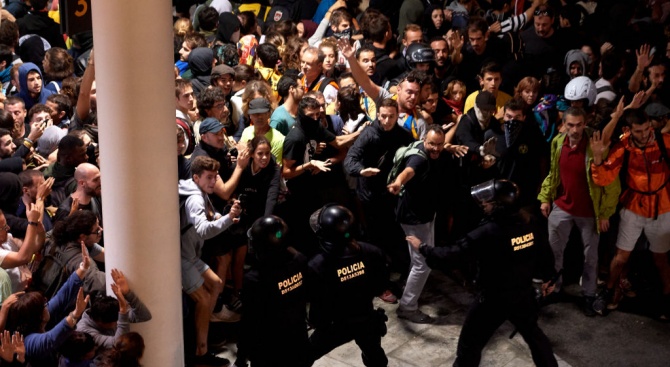  Над 50 души са ранени след нощ на бурни протести в Барселона 
