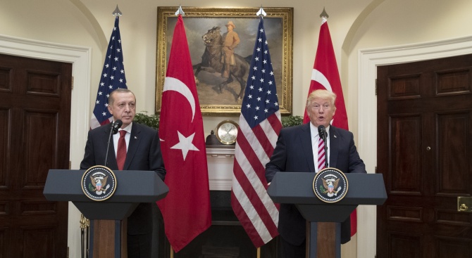 Медия: Доналд Тръмп смени тона  спрямо Турция, но провалът в Сирия  е налице