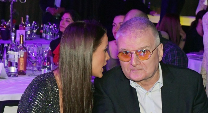 Христо Сираков верен 12 години на жена си