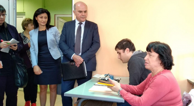 Министър Петков: 11 778 хора с намалена работоспособност са започнали работа от началото на 2019 г.