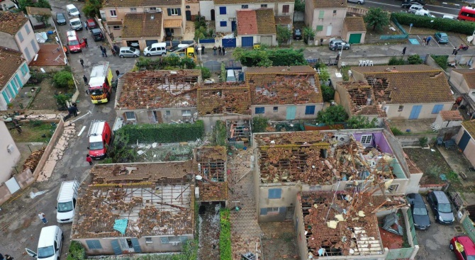 Торнадо разруши сгради във Франция