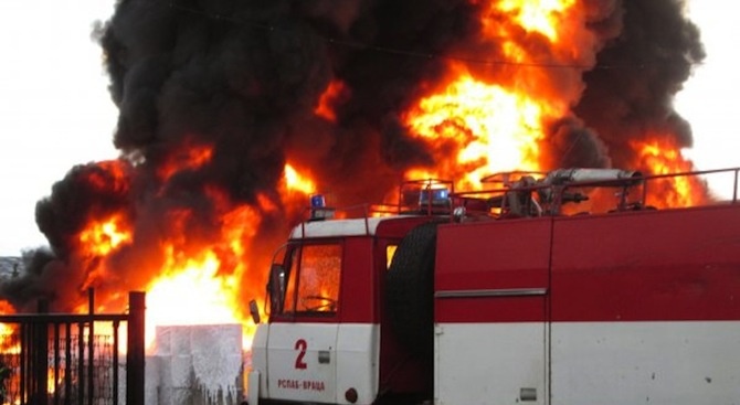 Голям пожар горя в склад за кабели в Плевен