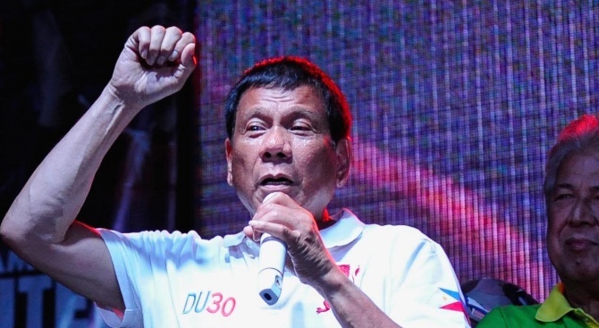 Филипинският президент е с охлузвания и одрасквания след падане от мотор