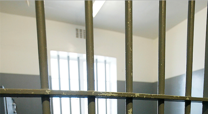 Мъж с 43 присъди е задържан под стража заради грабеж