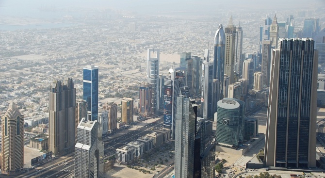 Дубай смекчава сухия режим 
