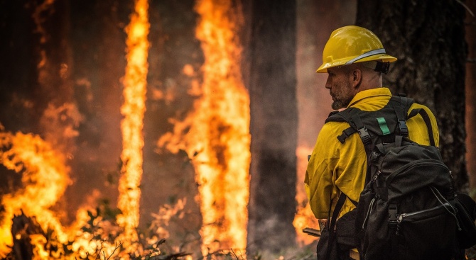 Горски пожар евакуира най-малко 40 000 души в Калифорния 