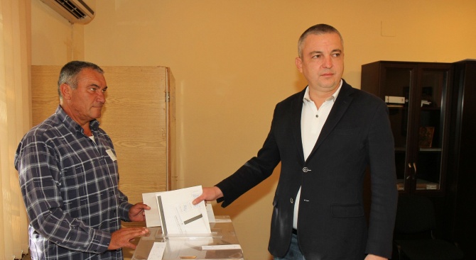Кметът на Варна гласува в Златни пясъци 