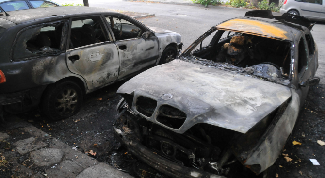 Два автомобила изгоряха в Бургас