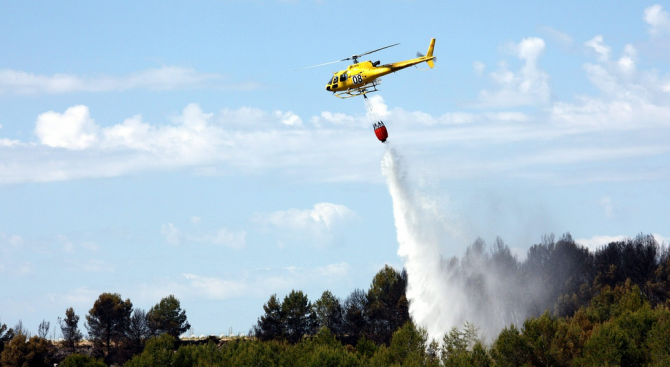 Военни и хеликоптер продължават битката с големите пожари в Стара планина и Рила