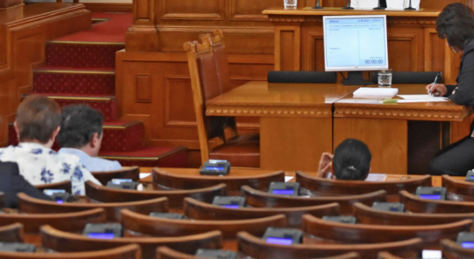 Депутатите се връщат на работа, гласуват оставките на Лиляна Павлова и Волен Сидеров