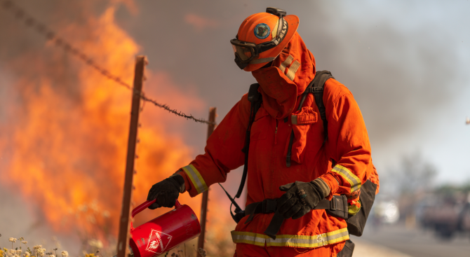 Калифорнийските пожарникари се борят с нов пожар