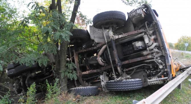 Катастрофи затрудниха движението по пътя София - Варна във Великотърновско