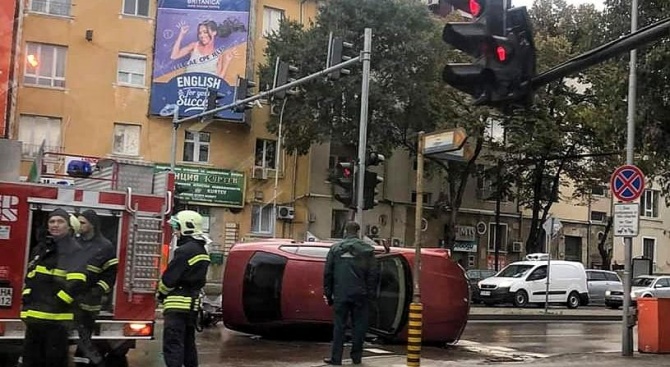 Кола се преобърна на мократа настилка във Варна