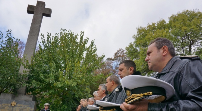  Военните моряци във Варна почетоха паметта на загиналите воини