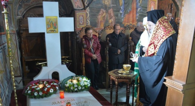 Духовници и миряни почетоха паметта на патриарх Максим в Троянския манастир