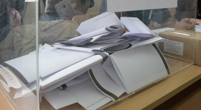 Тринайсет души гласуват днес за първи път в Пернишка област