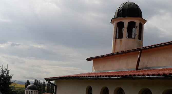 Нова 150-килограмова камбана оглася от днес Кладнишкия манастир "Св. Николай Чудотворец" 