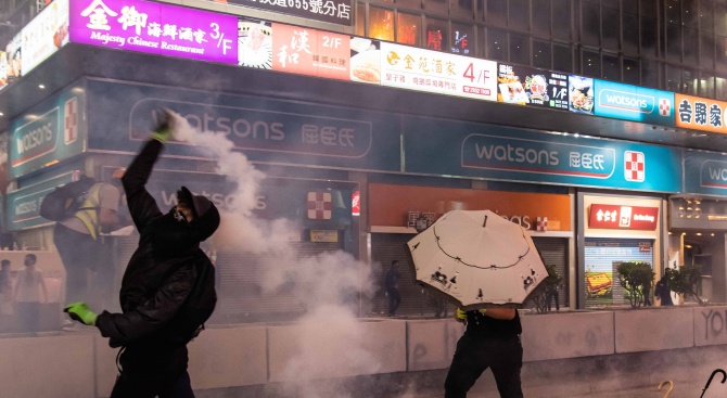 Хонконгски протестиращи искат помощ от САЩ. Пекин вижда заговор в това