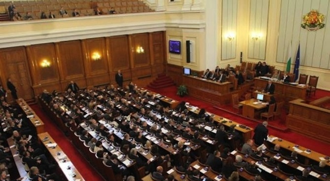 Парламентът прекрати пълномощията на шестима депутати