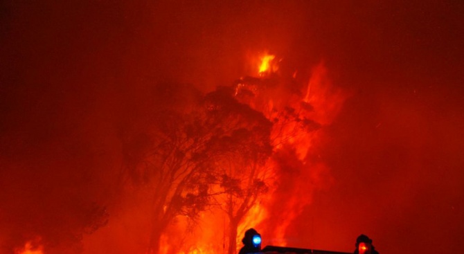 Червено небе над Австралия заради десетки горски пожари 