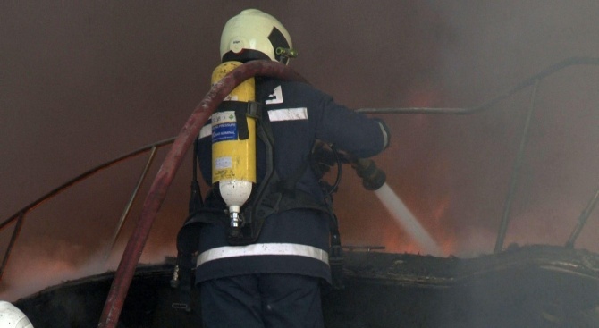 Възрастен мъж загина при пожар в дома си в Бургас 