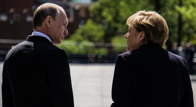 Путин и Меркел обсъдиха Украйна в телефонен разговор