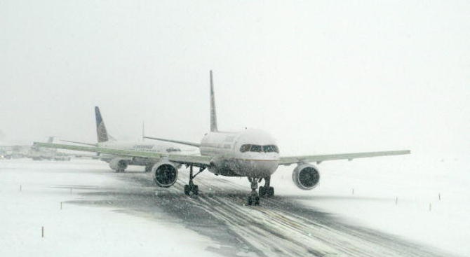 Снежна буря в САЩ изхвърли самолет от пистата  