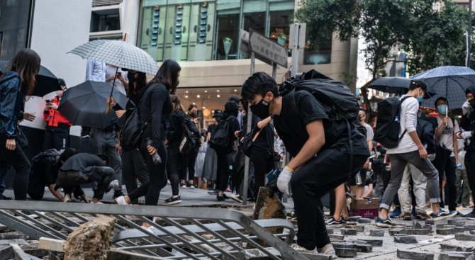 Нови улични сблъсъци в Хонконг
