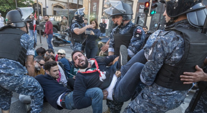 Мъж бе убит по време на протестите в Ливан