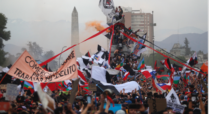 Нови протести в Чили, докато правителството подготвя конституционна реформа