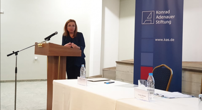 Зам.-министър Русинова: Държавата не само че не отнема деца от семействата им, тя винаги е търсила начини да ги подкрепя в отглеждането