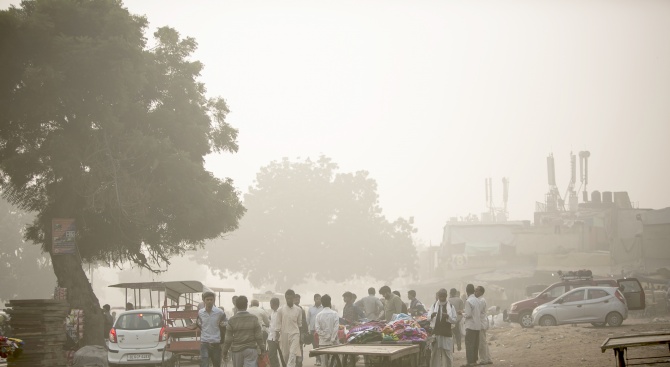 Бар за кислород предлага глътка спасение от смога в Делхи