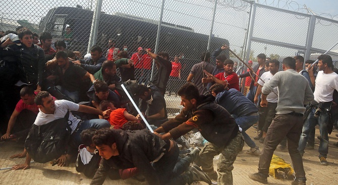 Пратиха в Турция мигрантите, пребити от гръцката полиция