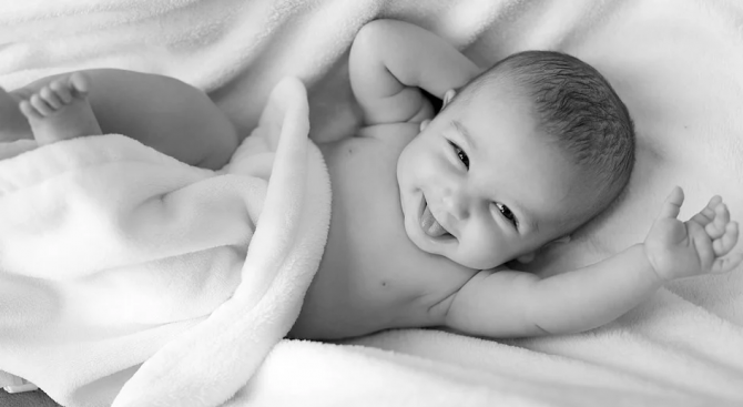 Учени разкриха защо бебетата хълцат