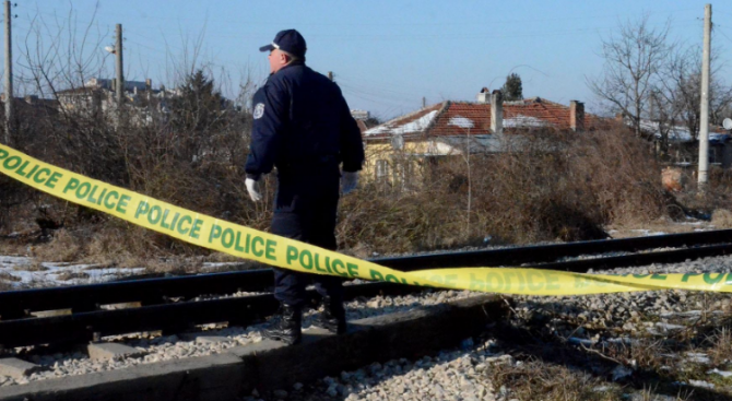 Влак прегази мъж, лежал на железопътните релси до гара "Костенец"