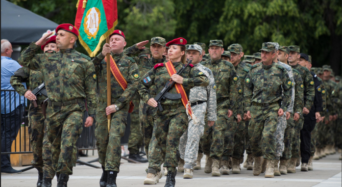 Сухопътните войски отбелязват своя боен празник