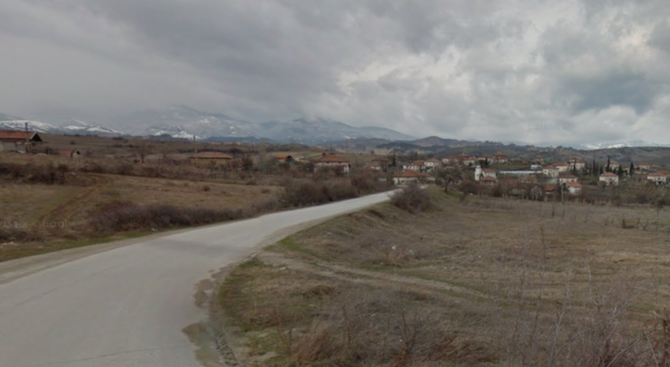 Извършва се рехабилитация на пътя към село Лозеница